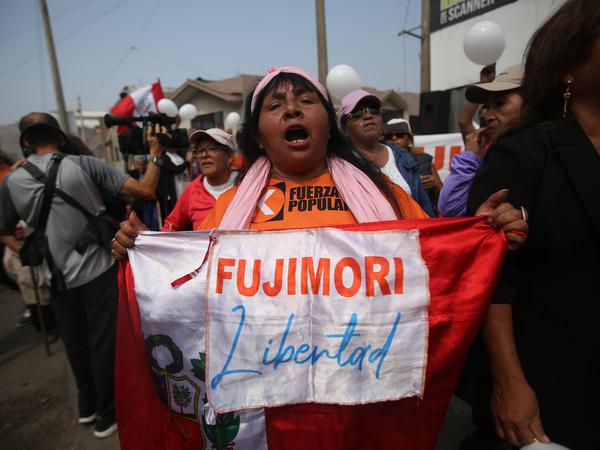 Vor dem Gefängnis warteten Anhänger auf die Freilassung des ehemaligen peruanischen Präsidenten Fujimori.