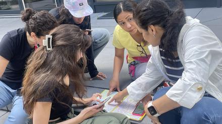 Freiwillige suchen die Karte nach Orten ab, an denen sie noch nicht nach der Vermissten gesucht haben.