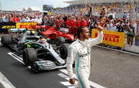Daumen hoch. Lewis Hamilton macht sich die Formel 1 untertänig.