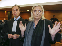 Marine Le Pen betritt in Begleitung ihres Anwalts den Gerichtssaal.