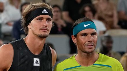 Alexander Zverev (li.) und Rafael Nadal standen sich bei den French Open zuletzt im denkwürdigen Halbfinale vor zwei Jahren gegenüber.