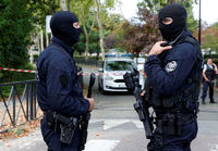 Polizisten am Tatort der Messerattacke in Trappes bei Paris