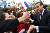 Trotz Regen waren viele Franzosen gekommen, um Macron nach seinem Amtsantritt zu feiern.