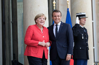 Frankreichs Staatschef Emmanuel Macron und Kanzlerin Angela Merkel am Montag auf den Stufen des Elysée-Palastes.