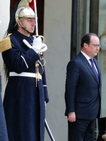 Frankreichs Präsident François Hollande (hier neben einem Mitglied der Republikanischen Garde) muss in diesen Tagen zahlreiche Rückschläge hinnehmen.