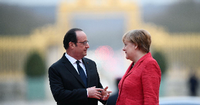 Der ehemalige französische Präsident Francois Hollande mit Angela Merkel in Versailles.
