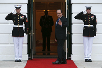 Frankreichs Präsident François Hollande - hier am Donnerstag beim Eintreffen zu einem Arbeitsessen beim Atomgipfel im Weißen Haus - steht im eigenen Land und in der eigenen Partei schwer unter Druck.
