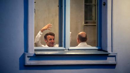 Angeregtes Gespräch zwischen Präsident Macron und Kanzler Scholz: Ein Abendessen für die deutsch-französische Freundschaft.