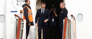 Frankreichs Präsident Emmanuel Macron ist am Mittwochmorgen deutscher Zeit in Peking gelandet.