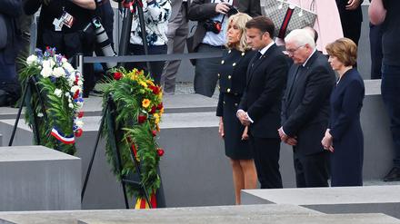 Brigitte Macron, Emmanuel Macron, Frank-Walter Steinmeier und dessen Frau Elke Büdenbender am Holocaust-Mahnmal in Berlin.