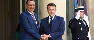 Frankreichs Präsident Emmanuel Macron und der nigrische Präsident Mohamed Bazoum