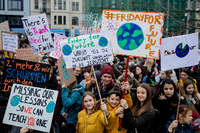Jugendliche Teilnehmer der Klima-Kundgebung "Friday for Future" in Berlin
