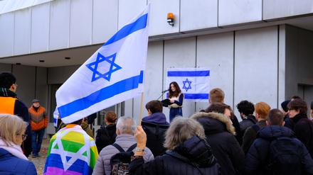 Während der Kundgebung von „Israel for Future“ prägen Israel-Fahnen das Bild der Menschenmenge.
