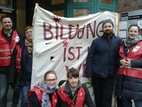 Mit Transparent und Westen brachen angestellte Lehrer der Friedensburg-Oberschule aus Charlottenburg am Morgen zur Demonstration auf.