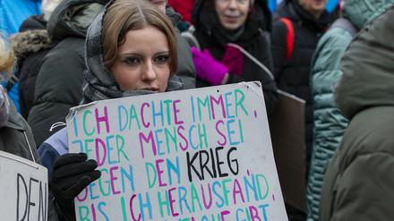 Eine junge Frau bei einer Friedensdemonstration in Berlin am Samstag, den 25. November 2023