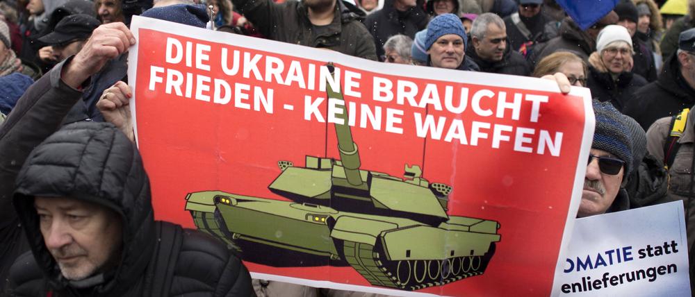 Im Februar demonstrierten unter dem Motto „Aufstand für Frieden“ auch in Berlin Menschen gegen die Rüstungslieferungen an die Ukraine. 