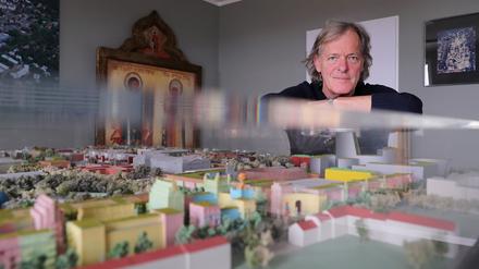 Friedhelm Schatz, Chef des Filmparks Babelsberg, und das Modell seiner Medienstadt Babelsberg.