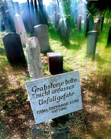Auf dem Evangelische Nazareth- Friedhof in Berlin wird auf die Unfallgefahr hingewiesen. Kinder unter 14 Jahren dürfen Friedhöfe nur in Begleitung Erwachsener betreten. In Düren (Nordrhein-Westfalen) hat ein Junge nun eine Sondergenehmigung bekommen.