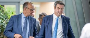 Friedrich Merz (l), CDU-Vorsitzender, und Markus Söder, CSU-Parteivorsitzender, gehen nach der gemeinsamen Präsidiumssitzung von CDU und CSU zur abschließenden Pressekonferenz. 