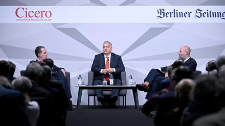 Ungarns Ministerpräsident Viktor Orbán (Mitte) diskutiert mit „Cicero“-Chefredakteur Alexander Marguier (links) und Holger Friedrich, Verleger der „Berliner Zeitung“.