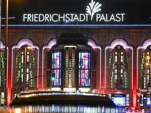 Der Friedrichstadt-Palast ist während der Premiere der Grand Show „Falling - In Love“ festlich beleuchtet. (Archivbild)