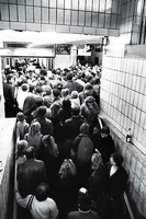 Menschenstau am 10. November 1989 am Bahnhof Friedrichstraße: Die DDR-Bürger standen mehr als einen Kilometer weit Schlange für einen Abstecher nach West-Berlin.
