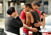 Freunde und Angehörige der Opfer der Terrortat von Orlando stehen vor dem Polizeiquartier der Stadt.