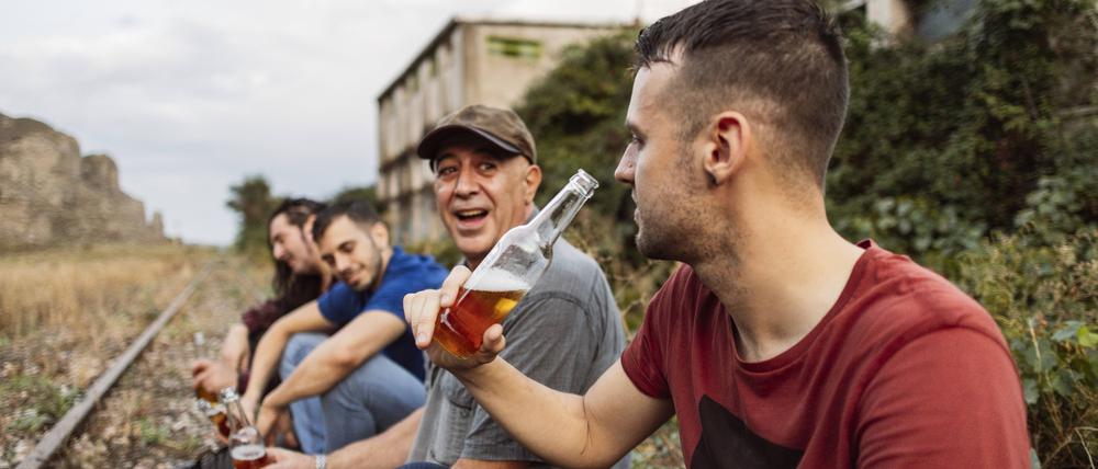 Zusammen Bier trinken. Für manche Männer macht das den Vatertag zu einem guten Tag.  