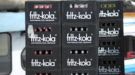 Getränkekisten der Marke fritz-kola stehen im Hamburger Hafen. 