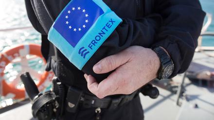 Ein Polizist der EU-Grenzschutzagentur Frontex steht am 01.03.2016 im Hafen der Insel Samos auf dem Vordeck eines Streifenboots.