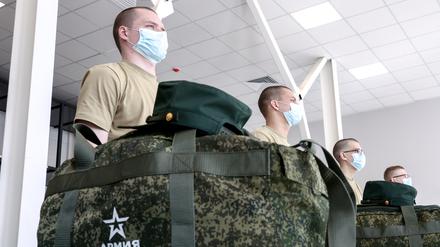 Rekruten bekommen Uniformen in einer russischen Rekrutierungsstation.
