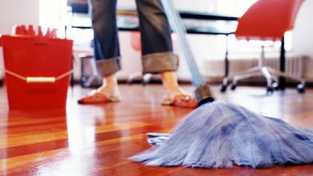 Frauen leisten deutlich mehr Hausarbeit als Männer. 
