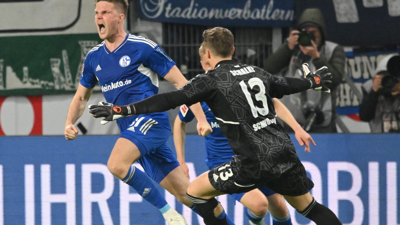Schalke 04 darf weiter auf die Rettung hoffen Mit Herz, Leidenschaft und der Hilfe des VAR