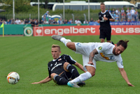 Pokal ist Kampf. Salmrohrs Marc Inhestern (l.) grätscht 2018 Bochums Tobias Weis in der ersten Pokalrunde ab.