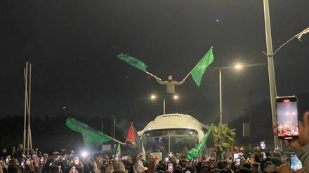 Palästinenser feiern die Ankunft von entlassenen Gefangenen mit Hamas-Flaggen.