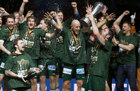 Da ist das Ding. Iker Romero und seine Teamkollegen mit dem ersten Titel in der Vereinsgeschichte der Berliner Handballer.