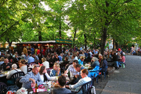 Anwohner beklagen sich über den Lärm beim Rheingauer Weinbrunnen. Besucher hingegen genießen das Fest.