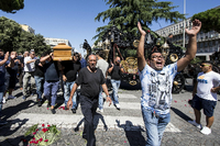 Die Beerdigung des Mafiaboss Vittorio Casamonica außerhalb der Don Bosco Kirche in Rom am 20. August 2015.