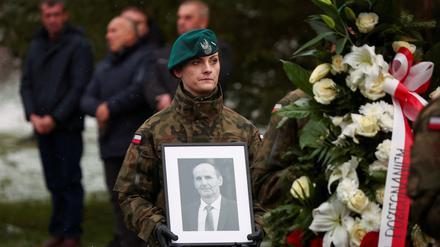 Eine Soldatin hält bei der Beerdigung des Raketen-Todesopfers sein Bild in den Händen.