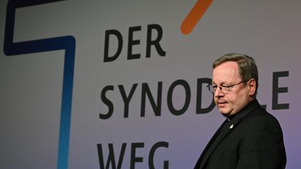 Georg Bätzing, Bischof von Limburg und Vorsitzender der Deutschen Bischofskonferenz, kommt vor Beginn der Synodalversammlung zu einer Pressekonferenz. 