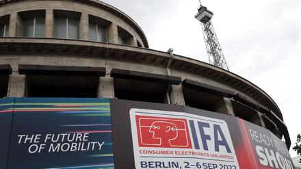ARCHIV - 01.09.2022, Berlin: Hinweisschilder an den Messehallen weisen auf die Internationale Funkausstellung IFA hin. (zu dpa: "Bericht: Zukunft der IFA in Berlin ist gesichert") Foto: Wolfgang Kumm/dpa +++ dpa-Bildfunk +++