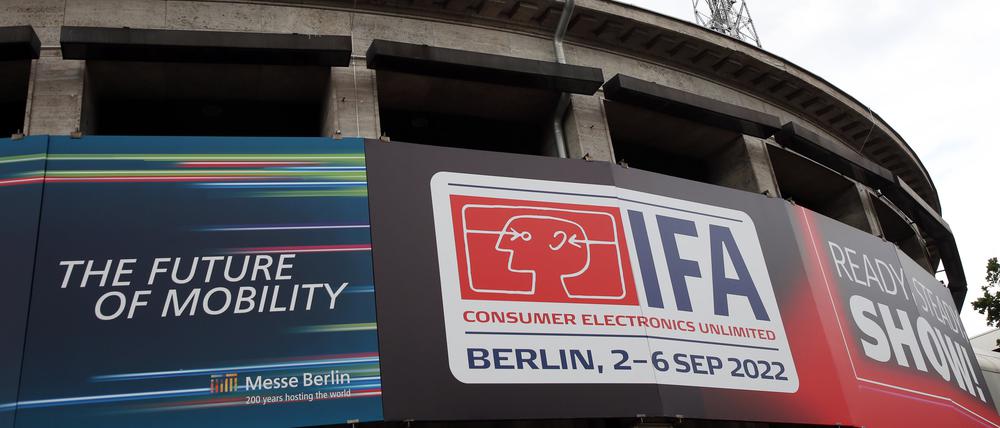 ARCHIV - 01.09.2022, Berlin: Hinweisschilder an den Messehallen weisen auf die Internationale Funkausstellung IFA hin. (zu dpa: "Bericht: Zukunft der IFA in Berlin ist gesichert") Foto: Wolfgang Kumm/dpa +++ dpa-Bildfunk +++