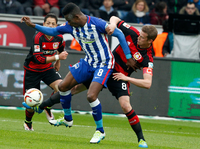 Der Leverkusener Lars Bender (r.) luchst Herthas Salomon Kalou den Ball ab.