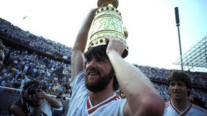 Den DFB-Pokal hat er schon als Spieler gewonnen. Friedhelm Funkel 1985 nach dem Sieg mit Bayer Uerdingen gegen den FC Bayern. 