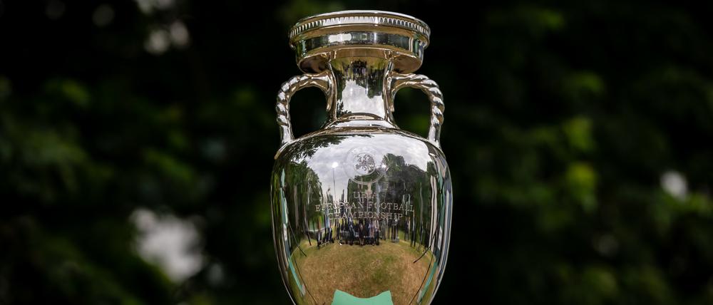 Der Henri-Delaunay-Pokal (Replika) der Fußball-Europameisterschaft steht im Garten des Kanzleramts. 