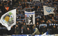 Viel Feind, viel Ehr: Hertha-Fans legen sich gerne mit anderen Vereinen an, hier entsorgen sie auf einem Plakat die Logos des 1. FC Nürnberg und des FC Schalke 04.