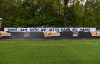 Ein bisschen Extra-Motivation. Fans befestigten am Donnerstag ein Banner am Trainingsplatz.