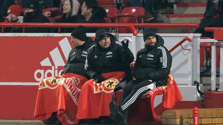 Sie frieren für Union. Co-Trainer Markus Hoffmann, Trainer Urs Fischer und Co-Trainer Sebastian Bönig (von links nach rechts).