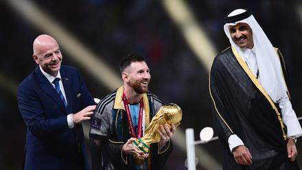 FIFA-Präsident Gianni Infantino und der Emir von Katar, Scheich Tamir bin Hamad bin Khalifa al Thani mit Lionel Messi.