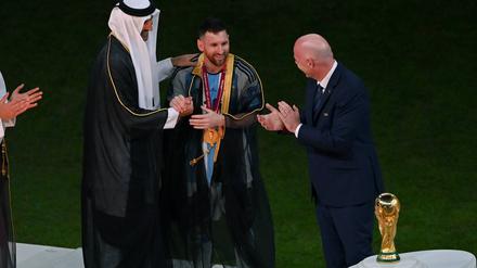 Argentiniens Superstar Lionel Messi neben Fifa-Präsident Gianni Infantino (r.) und Katars Emir Tamim bin Hamad Al Thani